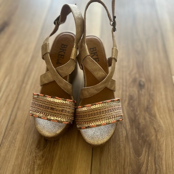 BKE sole women’s Metallic Gold Sequin wedges size 5M - Picture 2 of 4